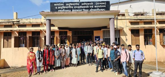 छात्रावास नहीं, कॉलेज विद्यार्थियों ने पैदल रैली निकाल एसडीएम को सौंपा ज्ञापन