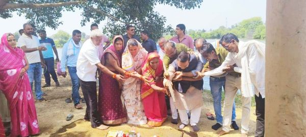 विभिन्न गांव में विधायक ने किया भूमिपूजन