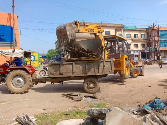 अतिक्रमित ठेला को टीम ने  की हटाने की कार्रवाई