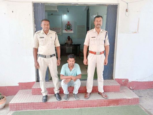 धारदार हथियार लहरा रहा युवक गिरफ्तार