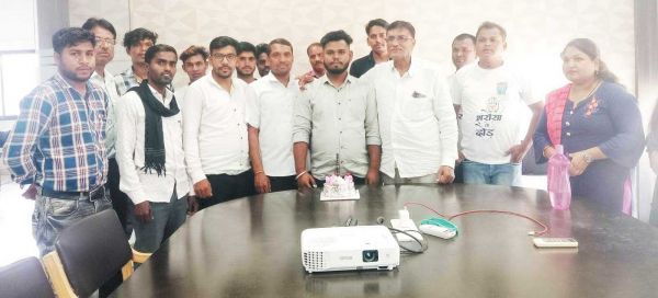 युकां नेता का जन्मदिन मनाया