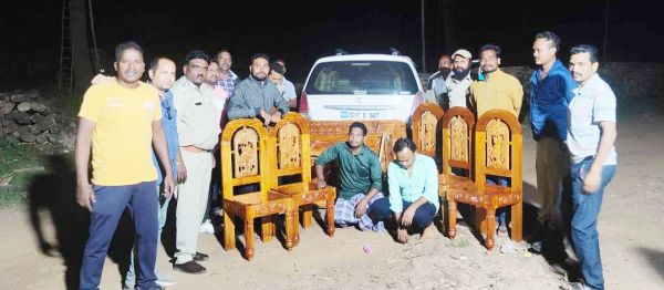 डायनिंग टेबल समेत वाहन जब्त, 2 गिरफ्तार