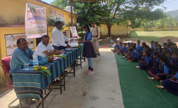 ग्रामीणों को वन प्राणियों के महत्व  व संरक्षण के बारे में दी जानकारी