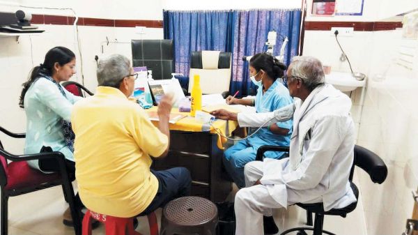 बुजुर्गों के लिए विशेष स्वास्थ्य शिविर