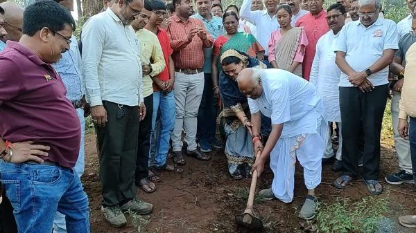 बहु प्रतिक्षित मांग छठ घाट निर्माण का संसदीय सचिव ने किया भूमिपूजन