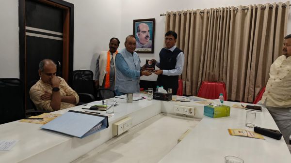 केंद्रीय स्वास्थ्य मंत्री मनसुख मंडाविया को ‘लोकमानव’ पुस्तक की प्रति भेंट