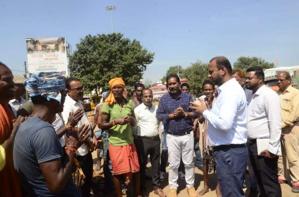 बस्तर दशहरा के रथ निर्माण कारीगरों की सभी व्यवस्था करें सुनिश्चित कलेक्टर ने रथ निर्माण की गतिविधियों का लिया जायजा