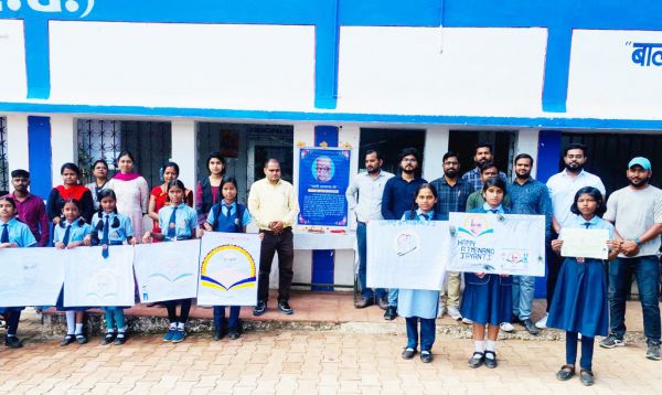 स्वामी आत्मानंद जयंती पर बुजुर्गों का सम्मान कर लिया आशीर्वाद