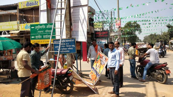 राजनीतिक होर्डिंगों को हटाने  की कार्रवाई तेज 