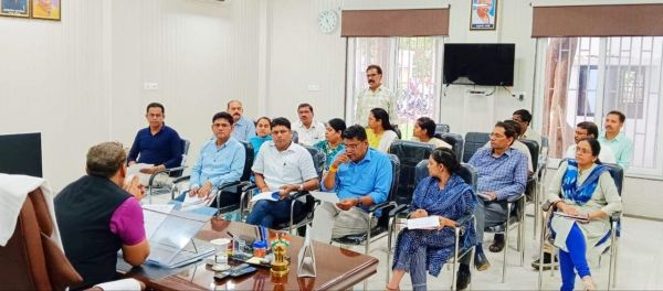 चाक-चौबंद व्यवस्था के निर्देश, कलेक्टर ने ली चुनाव अफसरों की बैठक