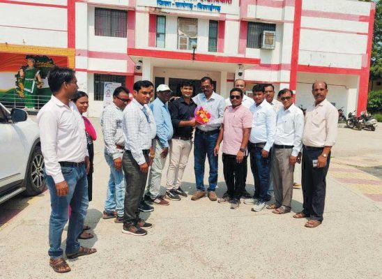 कर्मचारियों ने डीईओ का अभिनंदन