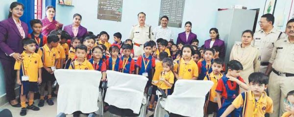 स्कूली बच्चों ने किया पुलिस थाने का भ्रमण