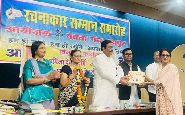 नशामुक्ति लेखन के लिए मधु का सम्मान