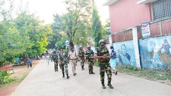 जवानों ने निकाला फ्लैग मार्च