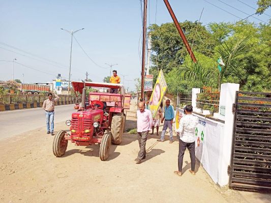 फ्लैक्स, बैनर-पोस्टर हटाए जा रहे