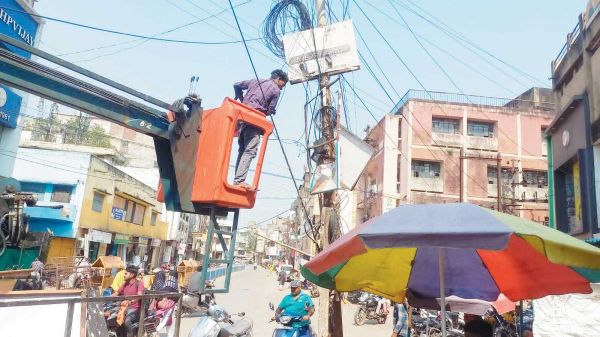 आचार संहिता लगते ही शुरू हुई संपत्ति विरूपण की कार्रवाई