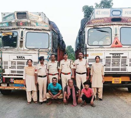 एमपी सीमा पर 2 ट्रकों से 60 टन विस्फोटक बरामद