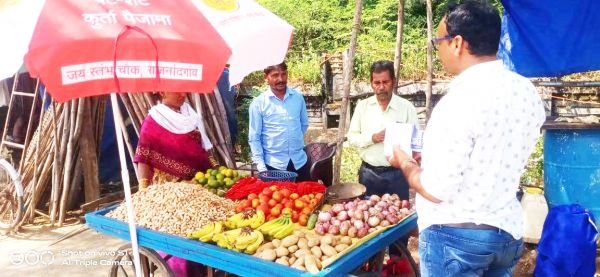 निगम की टीम ने 10 दुकानों  से वसूला एक हजार