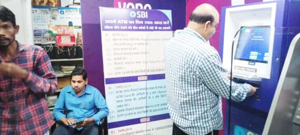 एक सप्ताह से बिगड़ा है एसबीआई मेन ब्रांच की एटीएम