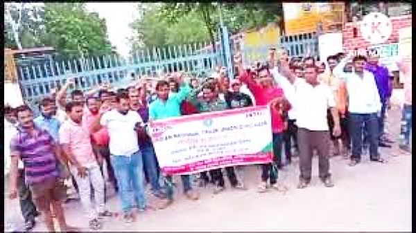 अंबुजा सीमेंट संयंत्र के खिलाफ मजदूरों ने किया प्रदर्शन 