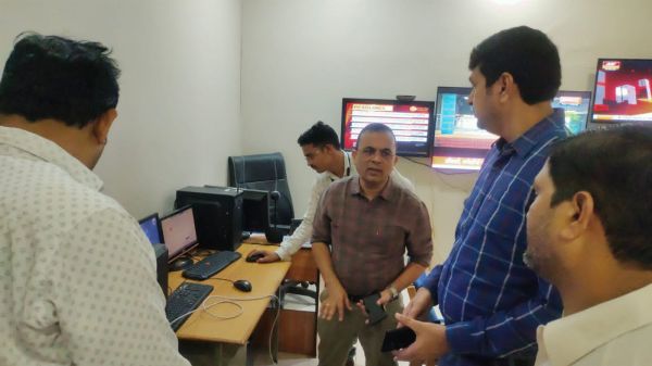 जिला निर्वाचन अधिकारी ने एमसीएमसी कक्ष का किया अवलोकन
