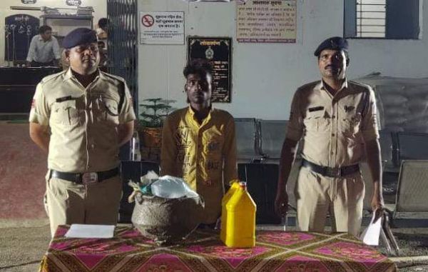 अवैध शराब बिक्री करते 2 कोचिया गिरफ्तार