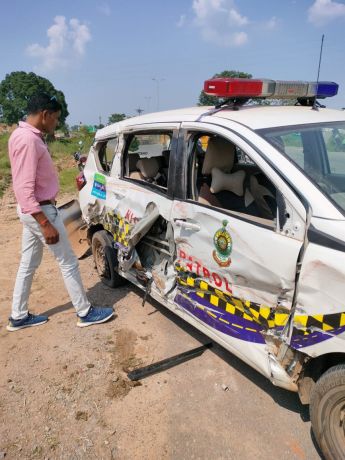 ट्रक ने पुलिस पेट्रोलिंग कार को ठोकर मारी, बाल-बाल बचे जवान