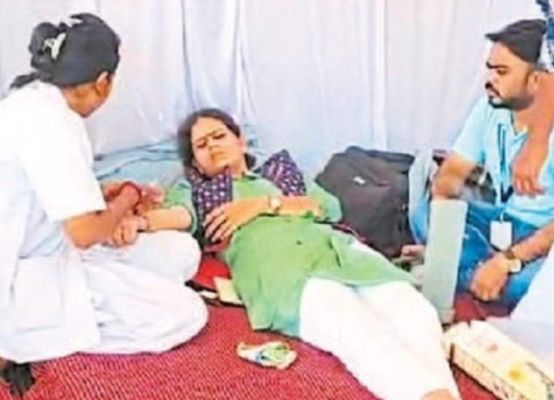 मंदिर ट्रस्ट की जमीन वापसी की मांग को लेकर 3 अक्टूबर  से अनशन पर बैठीं पार्षद नीतू की तबियत बिगड़ी  