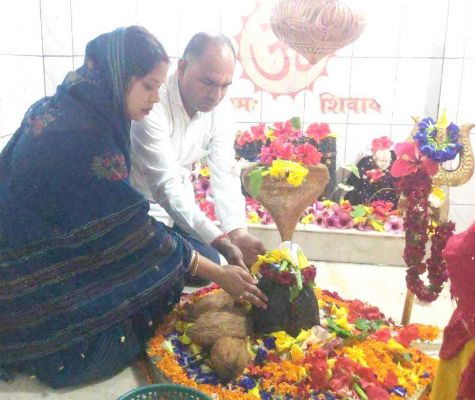 प्रत्याशी घोषित होने पर रंजना  ने मंदिरों में माथा टेका