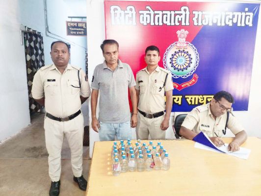 32 पौवा के साथ युवक पकड़ाया