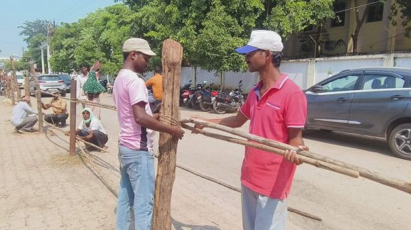 जिला कार्यालय में चुनावी तैयारी शुरू, बेरिकेटिंग लगना शुरू