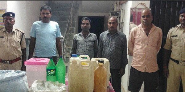 अवैध शराब बिक्री, 4 गिरफ्तार
