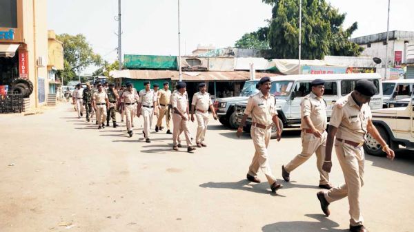 कलेक्टर-एसपी ने किया फ्लैग मार्च, मतदान के लिए किया जागरूक