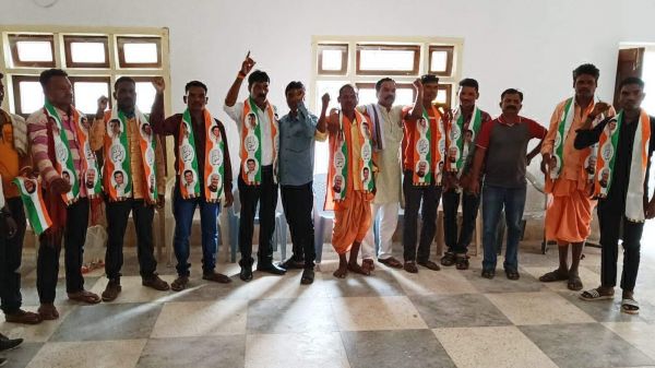ग्रामीणों ने किया कांग्रेस प्रवेश