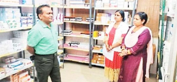 स्वास्थ्य अमले की बैठक में दवाई की उपलब्धता के बारे में पूछा 