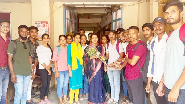 रंजना साहू के प्रत्याशी घोषित होने पर बड़ी संख्या में युवा पहुंचे बधाई देने