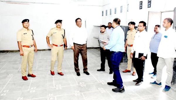 कलेक्टर ने किया स्ट्रांग  रूम का निरीक्षण
