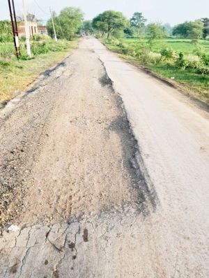 जर्जर सडक़ की समस्या से जूझ रहे कई ग्राम पंचायत के लोग 