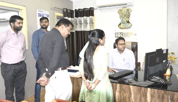 जिला निर्वाचन अधिकारी ने किया  मतदान दलों का प्रथम रेंडमाइजेशन