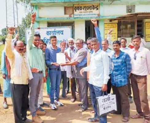 सुहेला क्षेत्र के किसानों ने बिजली विभाग के कनिष्ठ यंत्री को दिया ज्ञापन