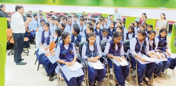 आत्मानंद  विद्यालय व जिला न्यायालय में मानसिक स्वास्थ्य व जागरूकता शिविर