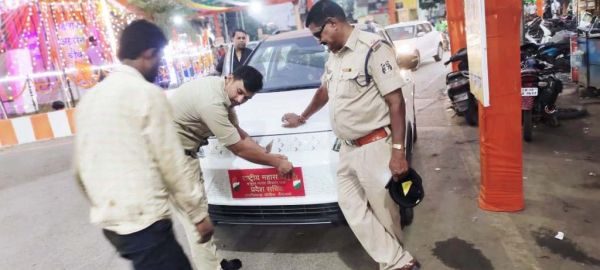 नेताओं ने नाम व पद वाले 38 वाहनों से प्लेट हटाए पुलिस ने