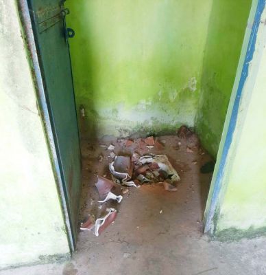 सामु. शौचालय के सेप्टिक  सीटों में तोडफ़ोड़, शिकायत