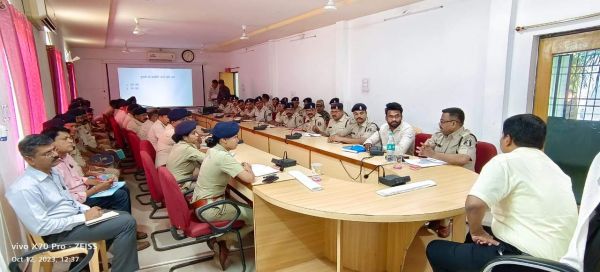 एसपी ने पुलिस अफसरों व कर्मियों की ली बैठक