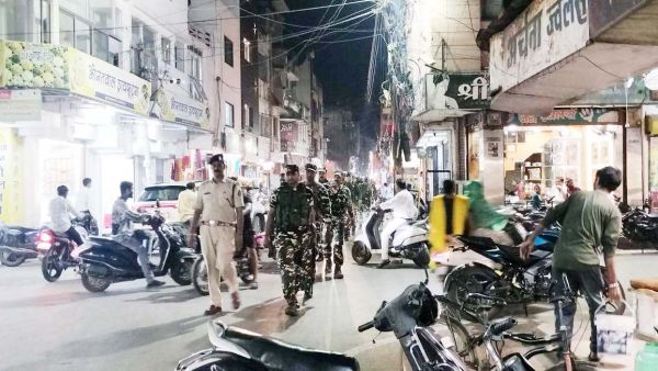पुलिस ने शहर में किया फ्लैग मार्च