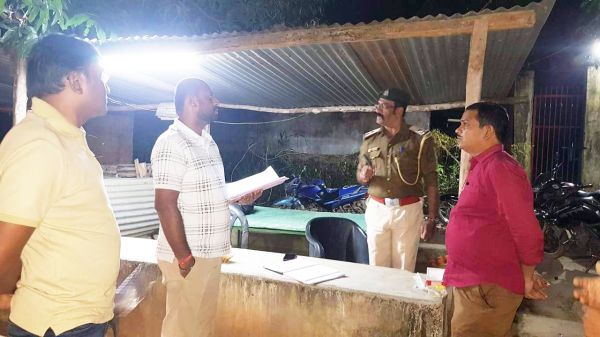 कलेक्टर-एसपी ने अति संवेदनशील क्षेत्र के चेक पोस्ट का किया निरीक्षण