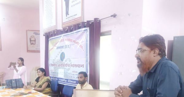 पत्रकार को पूर्वाग्रह से ग्रसित  नहीं होना चाहिए - अली