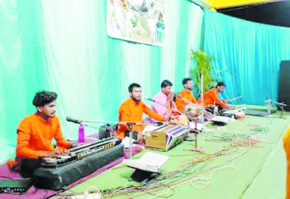 तर्पण के लिए रामकथा सुना रहीं मंडलियां