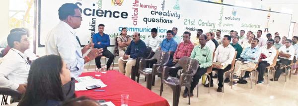 चुनाव में लापरवाही व गलतियों की कोई गुंजाइश नहीं, कलेक्टर ने प्रशिक्षण केंद्रों का किया निरीक्षण