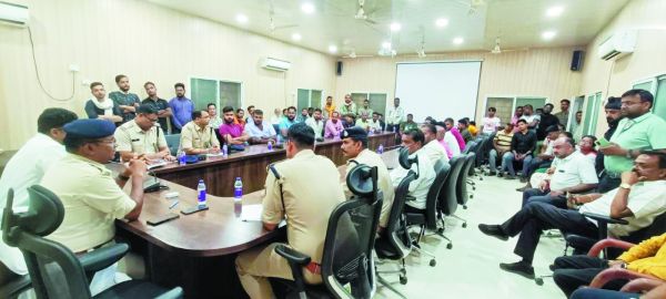 प्रशासन व पुलिस अफसरों ने ली दुर्गोत्सव समिति की बैठक